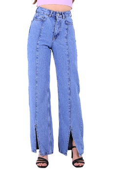 Bir model, XLove toptan giyim markasının 37527 - Jeans - Light Blue toptan Kot Pantolon ürününü sergiliyor.