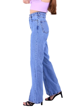 Bir model, XLove toptan giyim markasının 37527 - Jeans - Light Blue toptan Kot Pantolon ürününü sergiliyor.