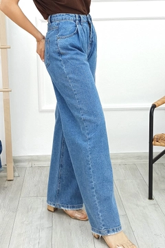 Bir model, XLove toptan giyim markasının 37520 - Jeans - Blue toptan Kot Pantolon ürününü sergiliyor.