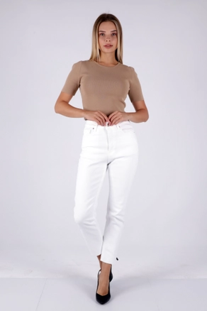 A model wears 45220 - Jeans - White, wholesale Jeans of XLove to display at Lonca