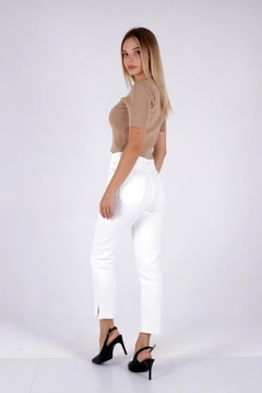 Bir model, XLove toptan giyim markasının 45220 - Jeans - White toptan Kot Pantolon ürününü sergiliyor.