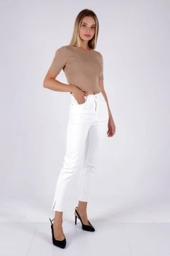 Bir model, XLove toptan giyim markasının 45220 - Jeans - White toptan Kot Pantolon ürününü sergiliyor.