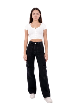 Bir model, XLove toptan giyim markasının 46367 - Jeans - Anthracite toptan Kot Pantolon ürününü sergiliyor.