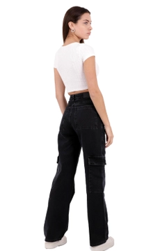 Bir model, XLove toptan giyim markasının 46367 - Jeans - Anthracite toptan Kot Pantolon ürününü sergiliyor.