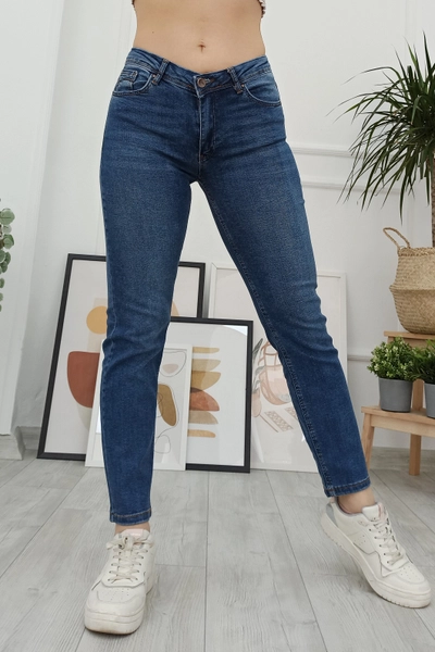 A model wears 40276 - Jeans - Dark Blue, wholesale Jeans of XLove to display at Lonca