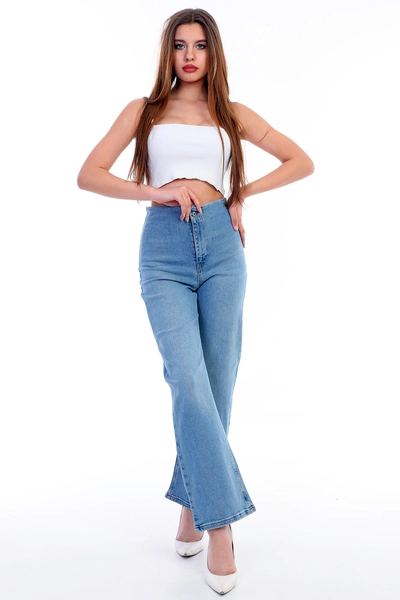 A model wears 40270 - Jeans - Light Blue, wholesale Jeans of XLove to display at Lonca