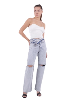 Ein Bekleidungsmodell aus dem Großhandel trägt XLO10043 - Jeans - Ice Blue, türkischer Großhandel Jeans von XLove