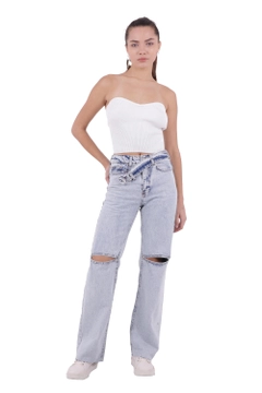 Een kledingmodel uit de groothandel draagt XLO10043 - Jeans - Ice Blue, Turkse groothandel Jeans van XLove