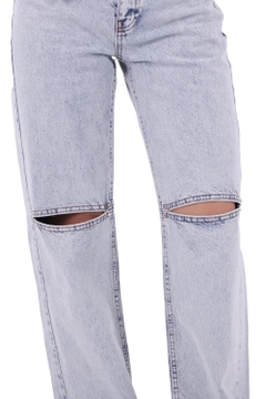 Ein Bekleidungsmodell aus dem Großhandel trägt XLO10043 - Jeans - Ice Blue, türkischer Großhandel Jeans von XLove