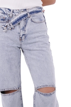 Una modella di abbigliamento all'ingrosso indossa XLO10043 - Jeans - Ice Blue, vendita all'ingrosso turca di Jeans di XLove