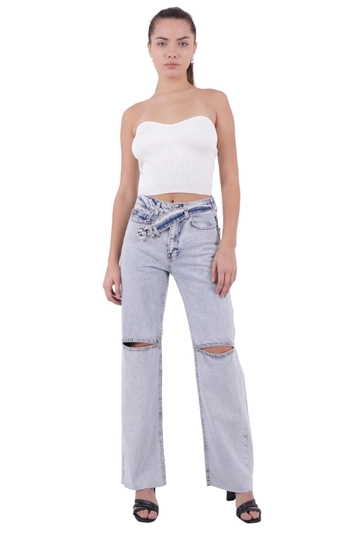 Bir model, XLove toptan giyim markasının  Kot Pantolon - Buz Mavisi
 toptan Kot Pantolon ürününü sergiliyor.