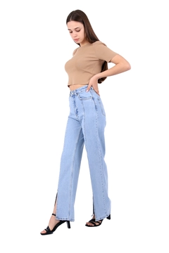 Bir model, XLove toptan giyim markasının XLO10016 - Jeans - Ice Blue toptan Kot Pantolon ürününü sergiliyor.