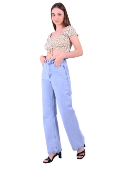 Bir model, XLove toptan giyim markasının XLO10021 - Jeans - Ice Blue toptan Kot Pantolon ürününü sergiliyor.