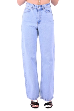 Een kledingmodel uit de groothandel draagt XLO10021 - Jeans - Ice Blue, Turkse groothandel Jeans van XLove