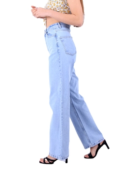 Bir model, XLove toptan giyim markasının XLO10021 - Jeans - Ice Blue toptan Kot Pantolon ürününü sergiliyor.