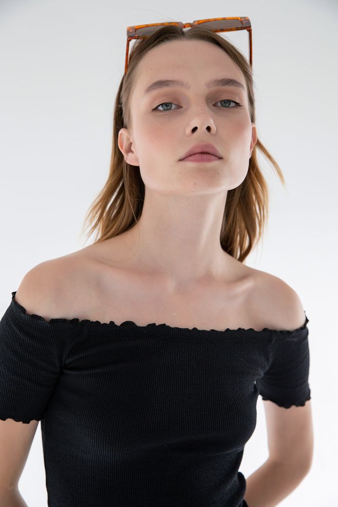 la & vetta Gestrickte Crop Bluse Mit Carmenkragen Großhandelskleidung Lässig
