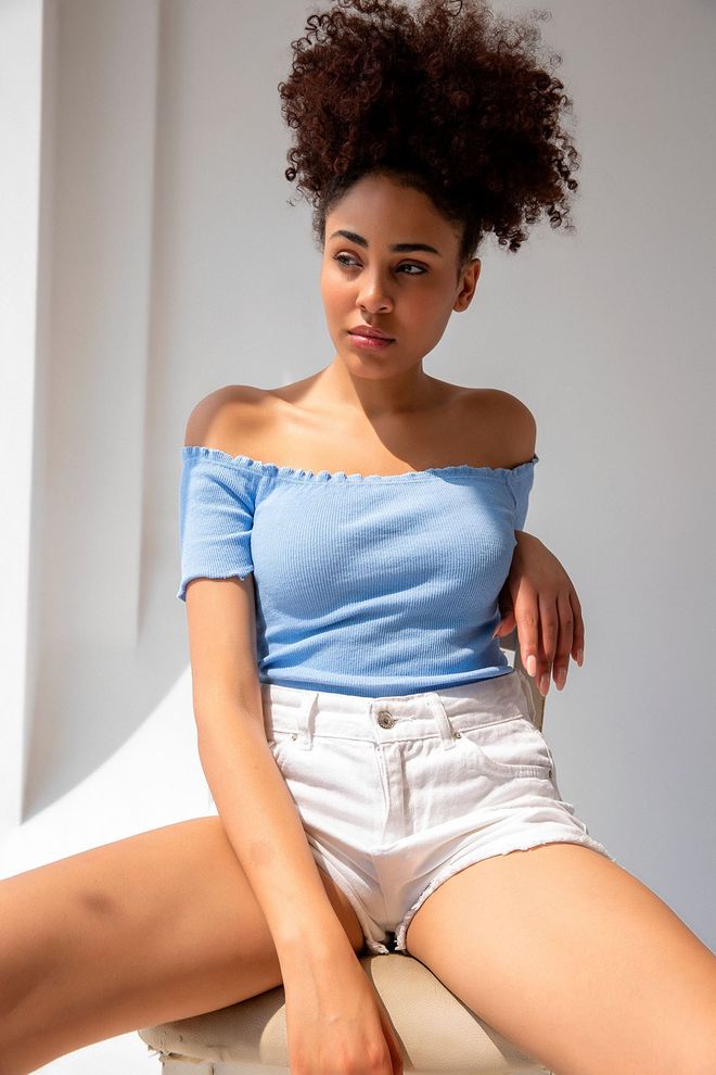 la & vetta Gestrickte Crop Bluse Mit Carmenkragen Großhandelskleidung Lässig