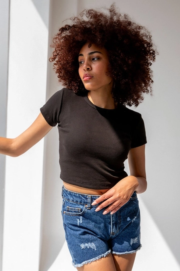 Bir model, la & vetta toptan giyim markasının  Fitilli Bisiklet Yaka Basic T-shirt
 toptan Tişört ürününü sergiliyor.