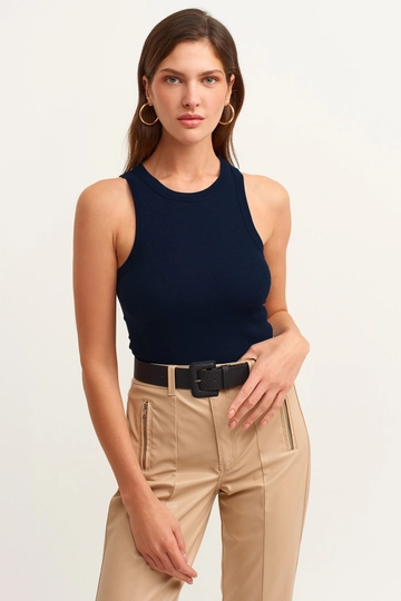 Een kledingmodel uit de groothandel draagt  Geribbeld gebreid ondershirt met halternek
, Turkse groothandel Onderhemd van la & vetta