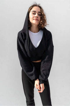 A wholesale clothing model wears lav10034-hooded-crop-thick-inside-fleece-knitted-sweatshirt, Turkish wholesale Sweatshirt of la & vetta