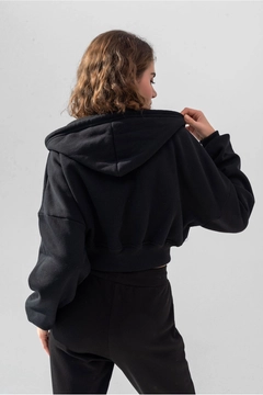 A wholesale clothing model wears lav10034-hooded-crop-thick-inside-fleece-knitted-sweatshirt, Turkish wholesale Sweatshirt of la & vetta