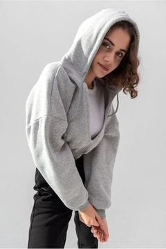 A wholesale clothing model wears lav10035-hooded-crop-thick-inside-fleece-knitted-sweatshirt, Turkish wholesale Sweatshirt of la & vetta