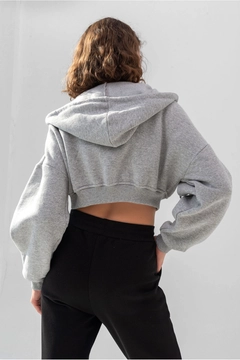 A wholesale clothing model wears lav10035-hooded-crop-thick-inside-fleece-knitted-sweatshirt, Turkish wholesale Sweatshirt of la & vetta