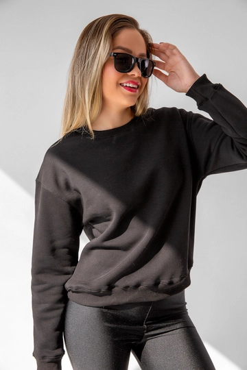 Ein Bekleidungsmodell aus dem Großhandel trägt  Entspanntes Oversize-Sweatshirt
, türkischer Großhandel Sweatshirt von la & vetta