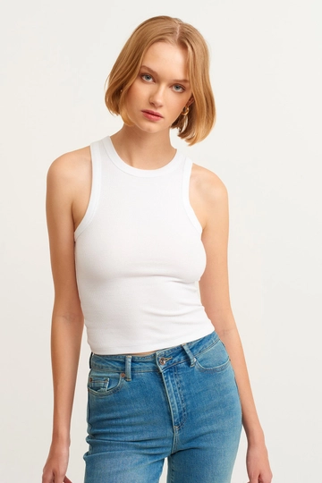 Ein Bekleidungsmodell aus dem Großhandel trägt  Gestricktes Unterhemd Mit Geripptem Neckholder
, türkischer Großhandel Unterhemd von la & vetta