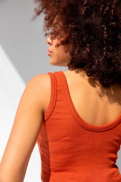 Ein Bekleidungsmodell aus dem Großhandel trägt lav10079-corded-strap-crop-top-blouse, türkischer Großhandel Oberteil von la & vetta