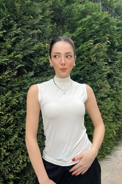 A wholesale clothing model wears lav10103-sleeveless-high-collar-body, Turkish wholesale Undershirt of la & vetta