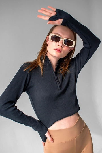 Bir model, la & vetta toptan giyim markasının  Bilek Detaylı Fermuarlı Crop Bluz
 toptan Crop Top ürününü sergiliyor.