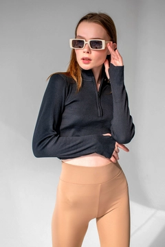 A wholesale clothing model wears lav10109-zippered-crop-blouse-with-ankle-detail, Turkish wholesale Crop Top of la & vetta