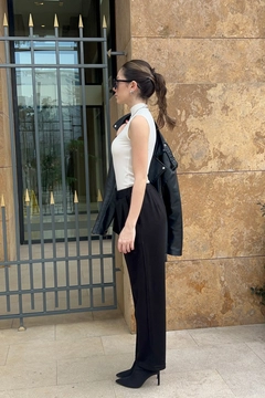 A wholesale clothing model wears lav10111-relaxed-elastic-waist-jogger-pants, Turkish wholesale Pants of la & vetta