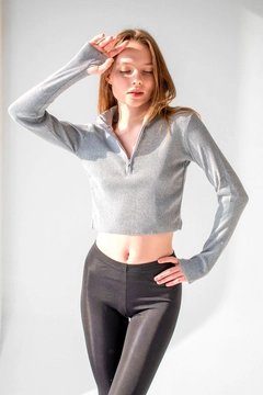 A wholesale clothing model wears lav10114-zippered-crop-blouse-with-ankle-detail, Turkish wholesale Crop Top of la & vetta