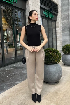 A wholesale clothing model wears lav10117-relaxed-elastic-waist-jogger-pants, Turkish wholesale Pants of la & vetta